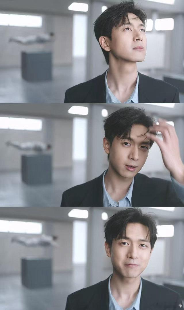 李现的半永久松弛感 李现被偶遇的画风跟别人真的不一样。别人是在奢侈品店、网红餐厅