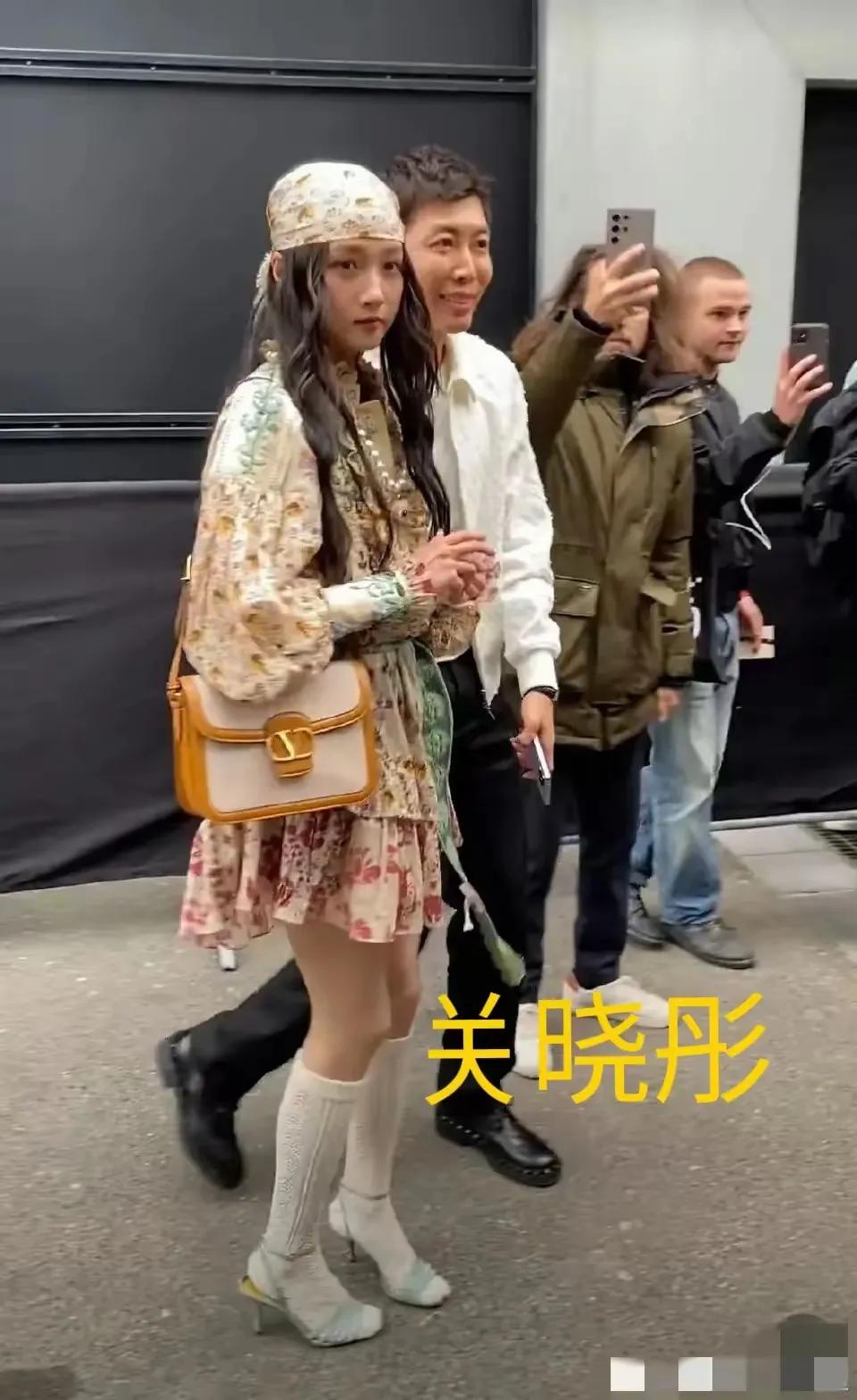 #记录我的9月生活#华伦天奴大秀关晓彤，怎么觉得这身花衣服还挺好看的#关晓彤这气