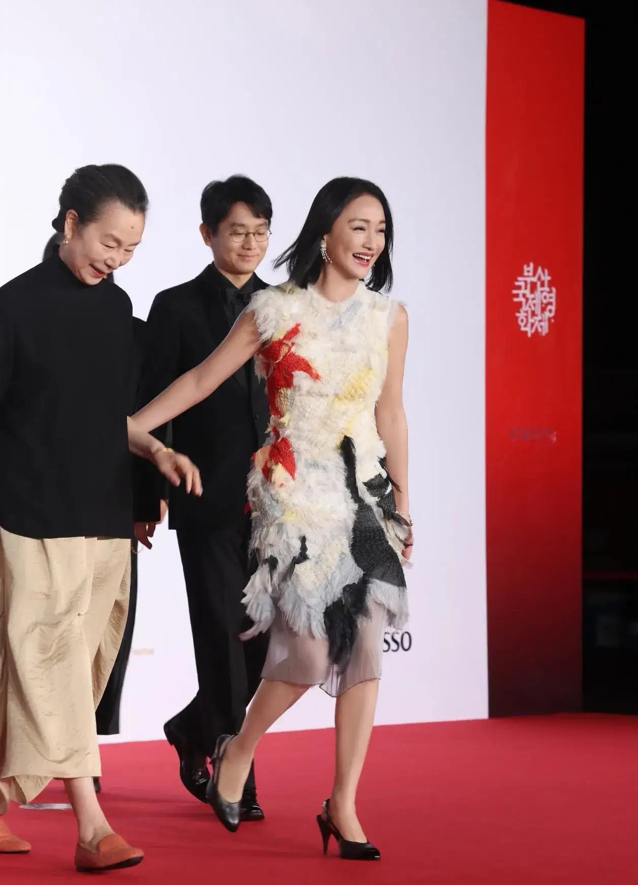 周迅还是胖点才好看，
一下子就年轻了不少，
这张照片是2026年10月7日，第3