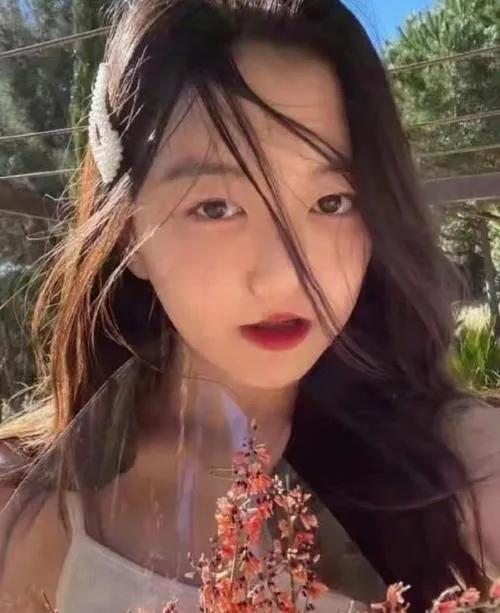 惊喜！王菲女儿李嫣罕见现身北京SKP，瞬间引爆关注！19岁的她身着露肩上衣搭配简