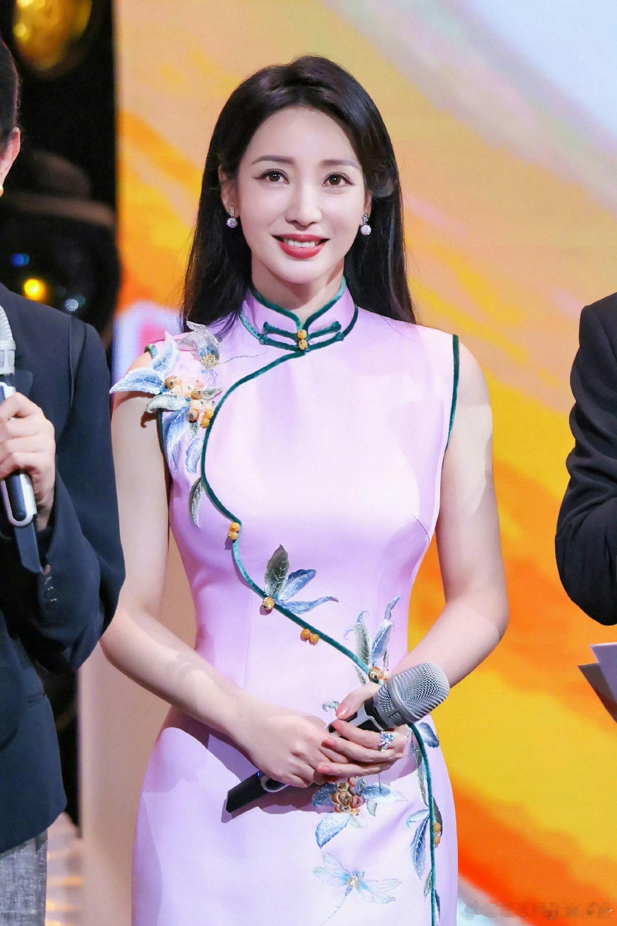 柳岩真漂亮啊，天呢，这才是真“尤物”没有任何贬义的意思，身材丰满但是不过，人美笑