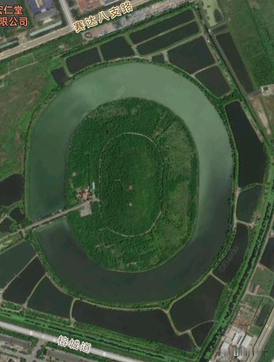 这是个什么地方？围得严严实实还只有几座房子，莫不是什么别墅吧