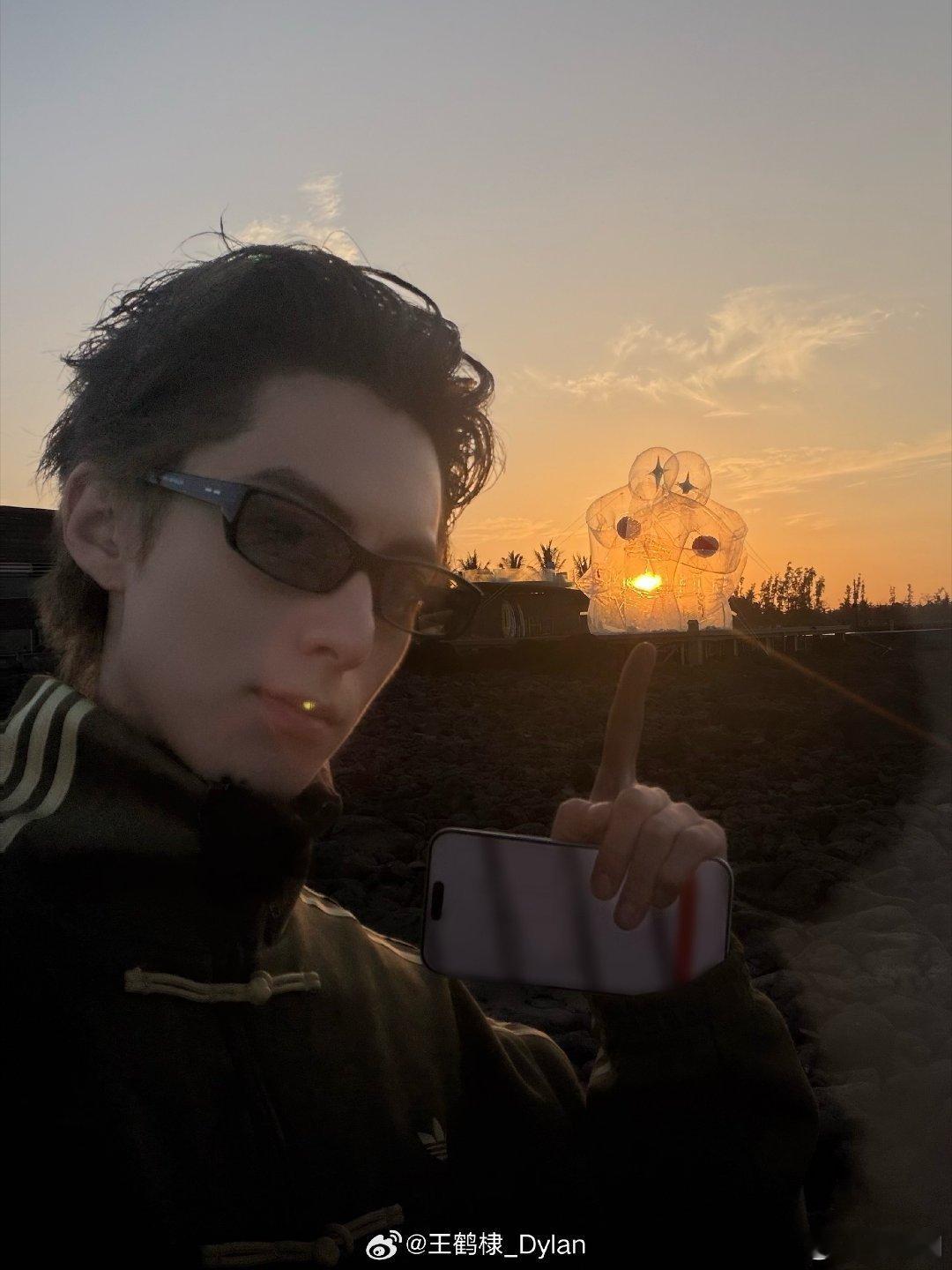 王鹤棣被喊帅锅锅的反应看到王鹤棣被喊“帅锅锅”那个表情，他那个想笑又不好意思笑、