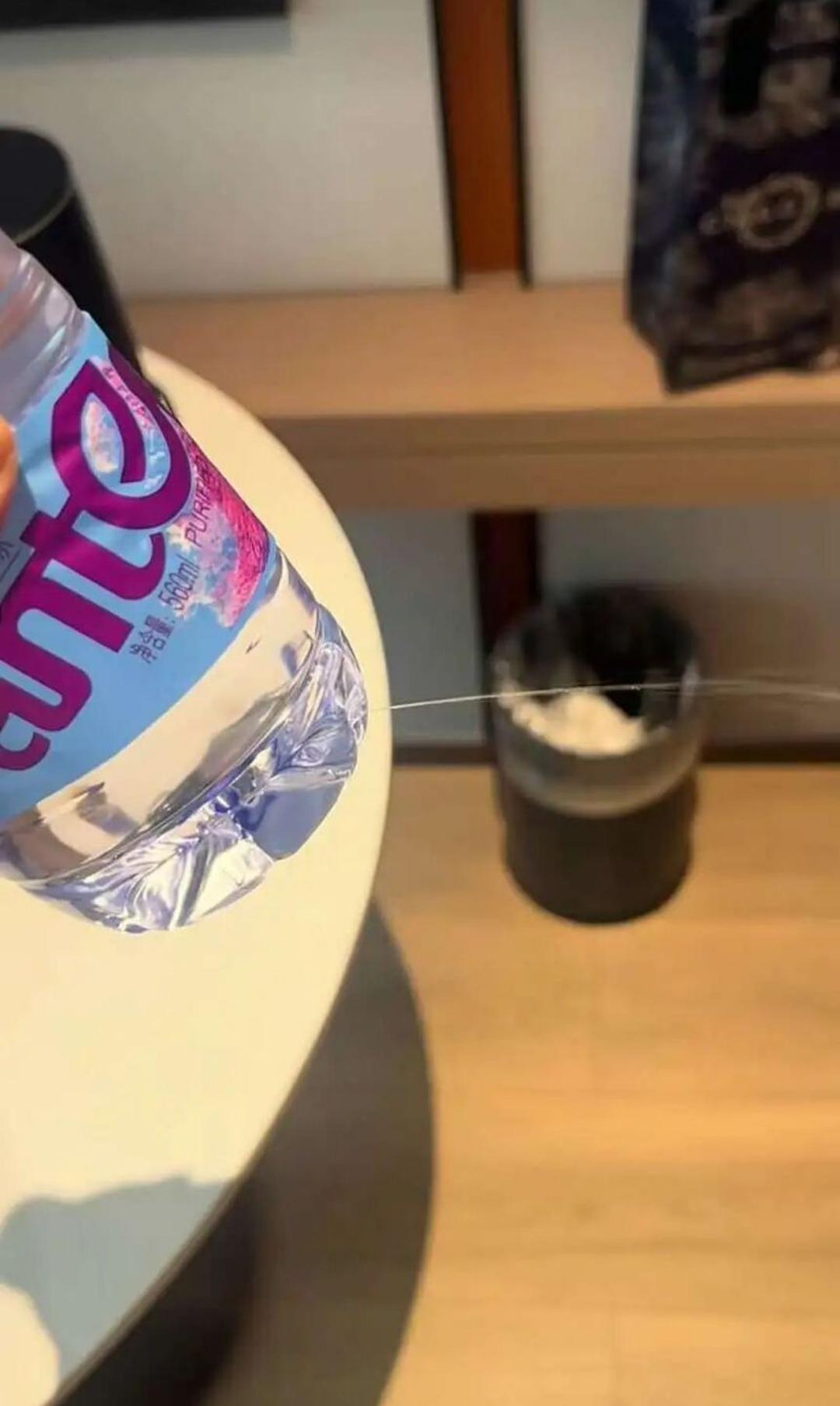 近日，有网友发视频称在四川巴中市一家智选假日酒店住宿时，发现瓶装水疑似有针孔，捏