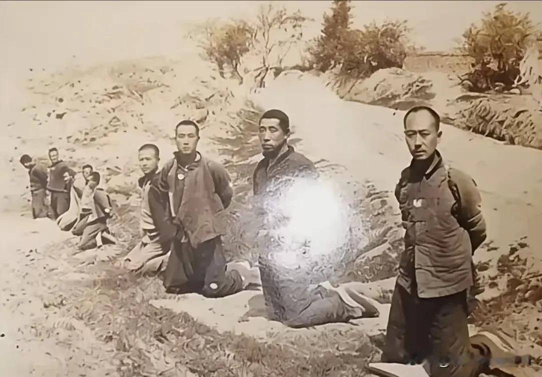 九一八事变后，9位东北抗日志士不幸落入日寇魔掌，临行前万恶的日寇拍下这张照片。