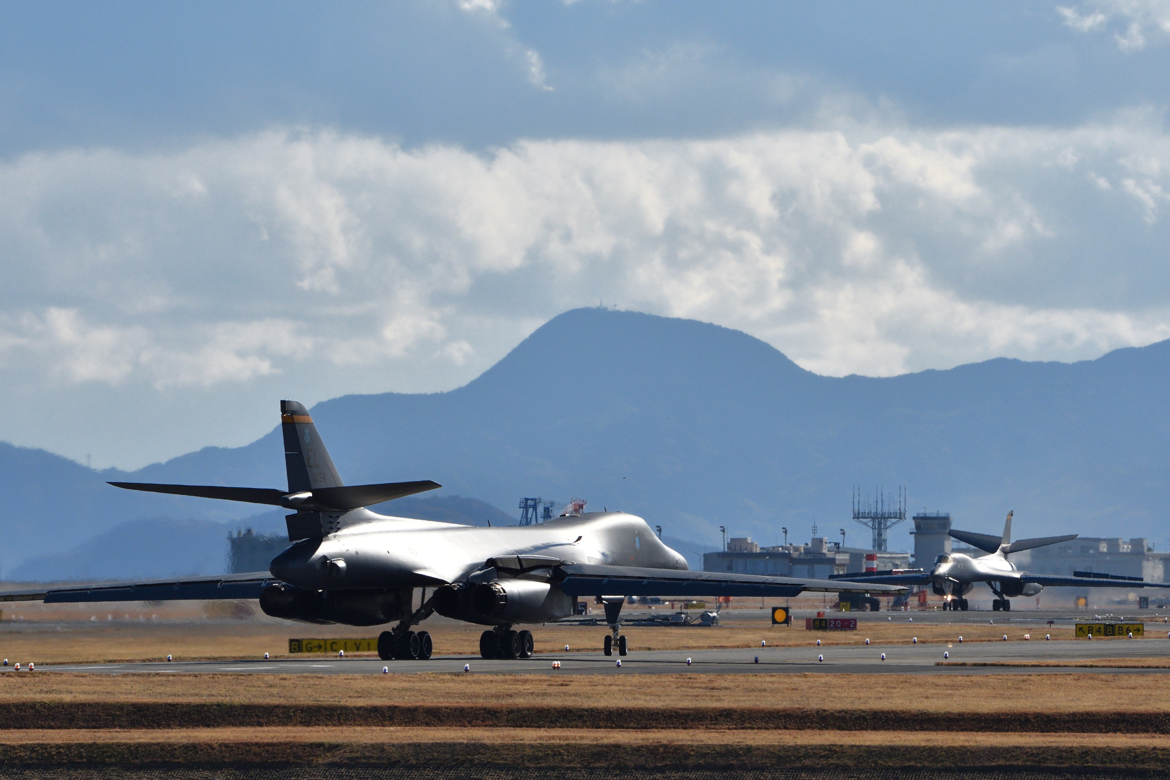 2020年12月16日飞临岩国的B-1B ​​​