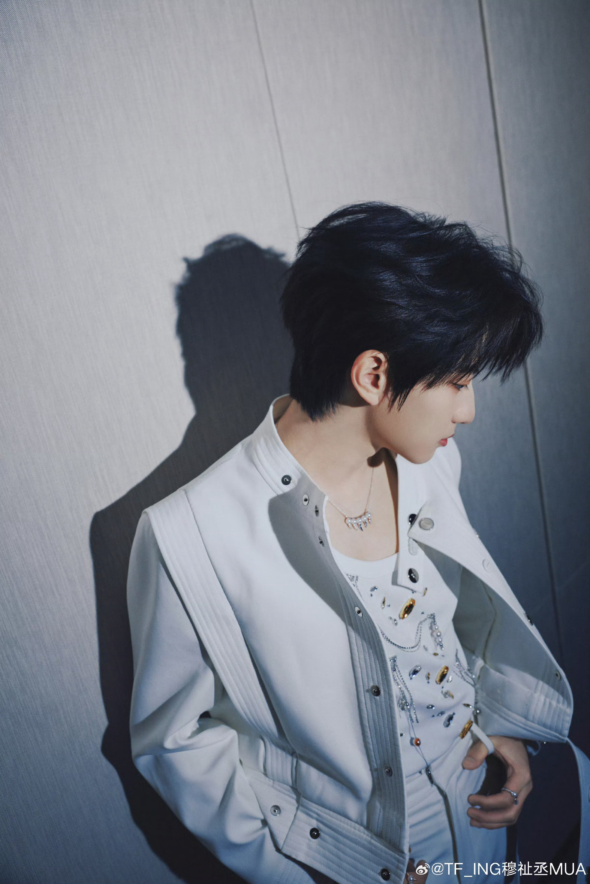 穆祉丞纯白套装 穆祉丞湖南卫视元宵喜乐会造型元宵节快乐此男帅的太超过了！期待今晚