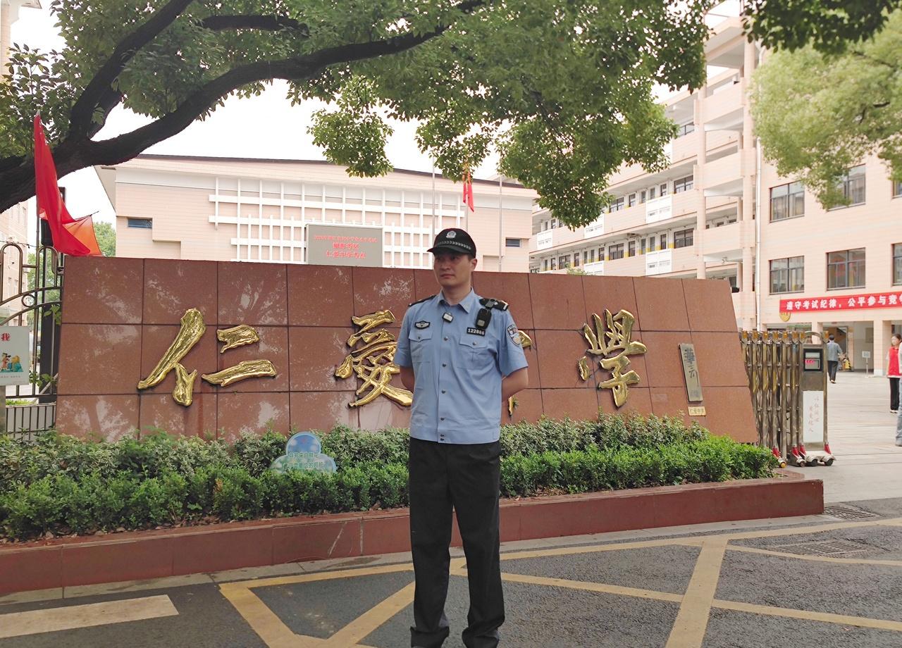 今天是中考第二天。清晨6点15分，宁波镇海区公安分局招宝山派出所民警陈子浩来到热
