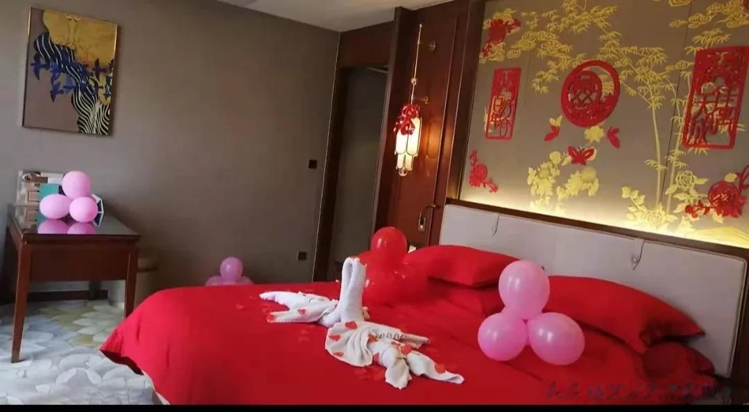 #下联：雨来雨散雨无情；请对上联：#
花开花落花有意
