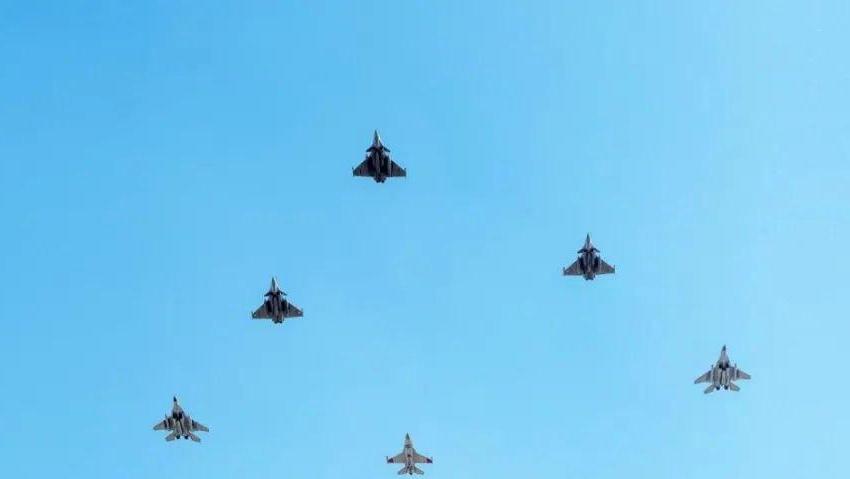 中方防空识别区全线前移！解放军在台岛东侧精准锁定美军B-1B战略轰炸机，并划出明