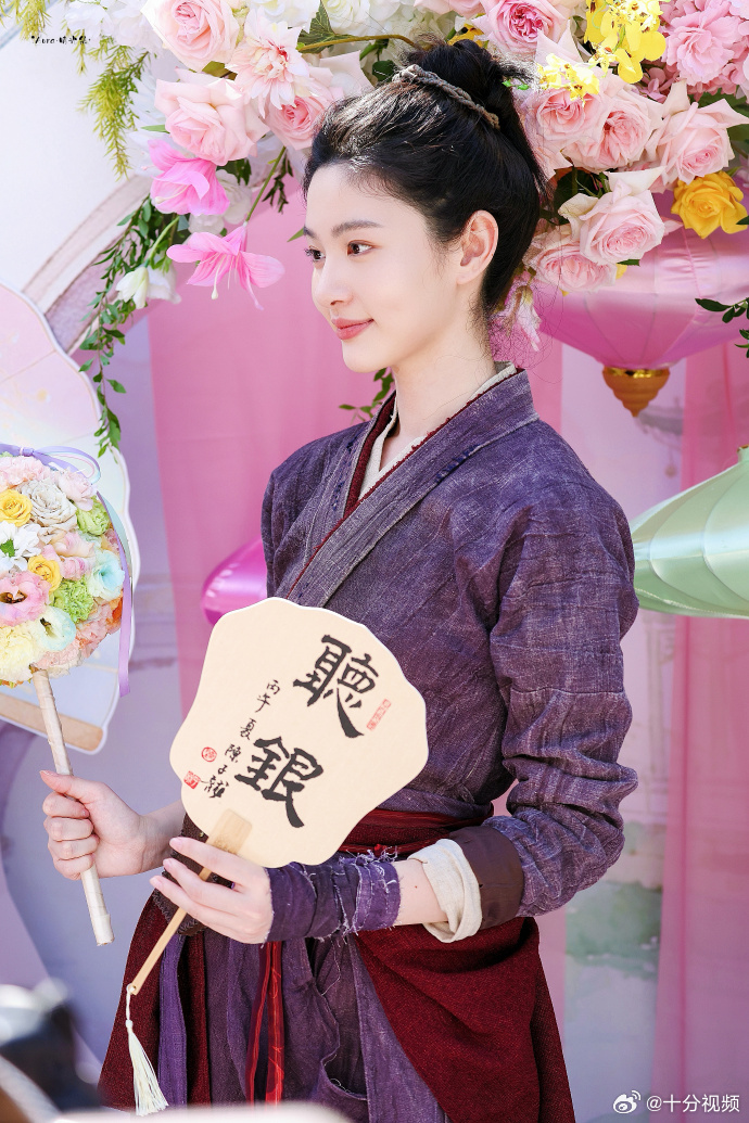 赵晴开机越素越美赵晴开机越素越美，像剥了壳的荔枝一样莹润，姐姐这状态演古装正好赵
