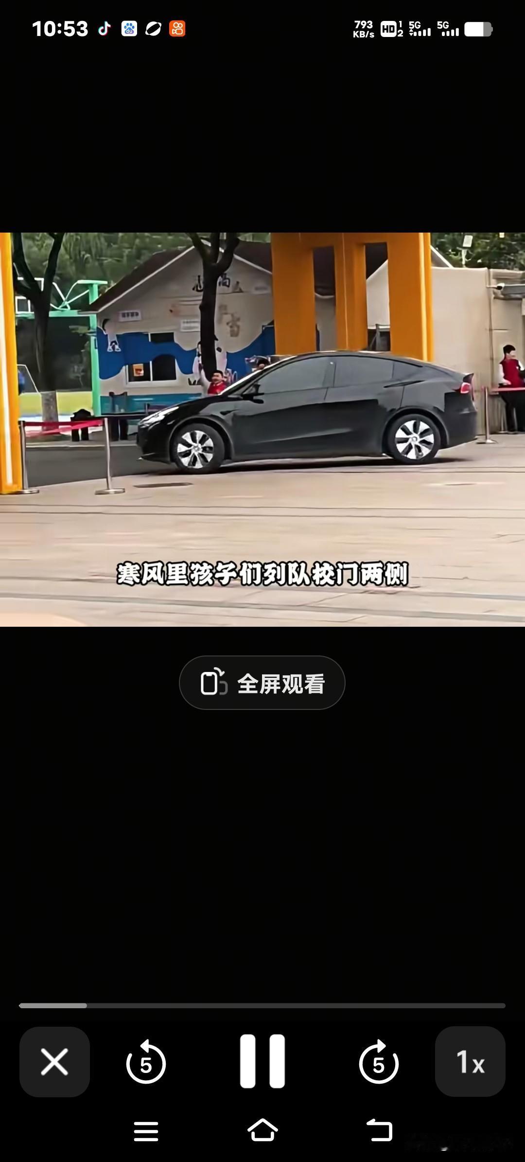 小学生站成两排给老师的车敬礼，这事在网上引发不少人讨论。学校方面回应说，这段视频