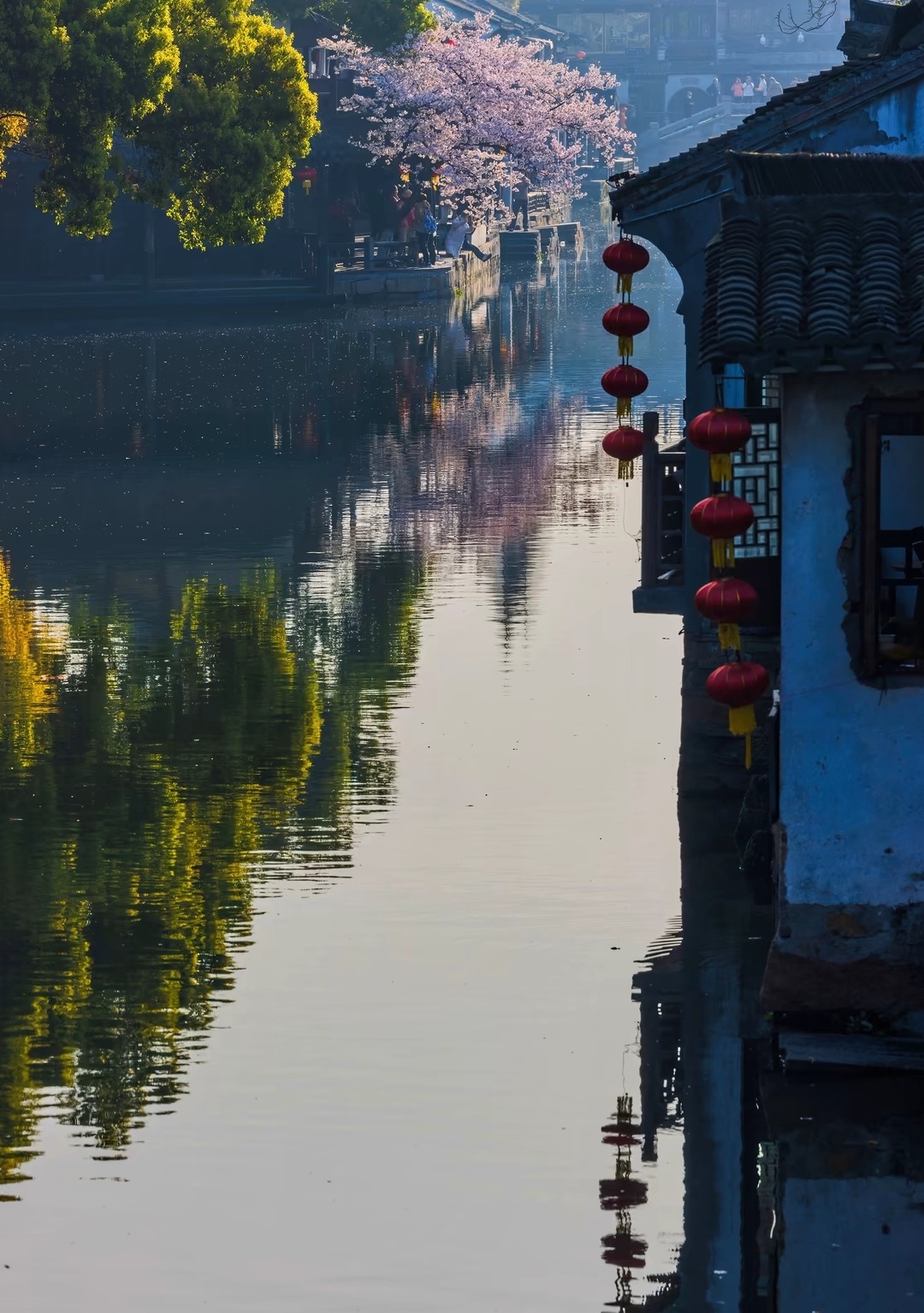 檐下红灯，流水晚晴。风携花影，漫过江南的旧光阴。这就是中国风遇见艺术