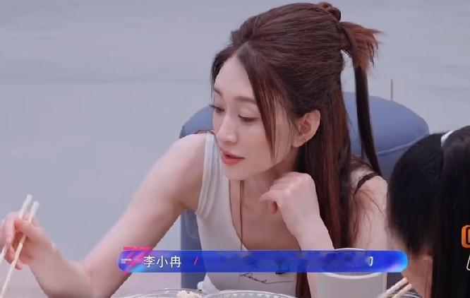 王濛李小冉淡淡吃饭的时候聊起带队压力，李小冉:“得看带谁，带我就压力小点。”李小