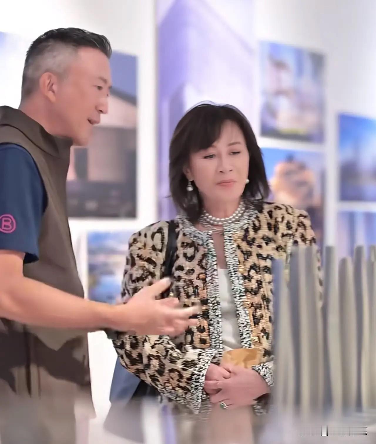刘嘉玲穿豹纹小香风看展，不扮嫩不显老，这才是60岁该有的贵气吧！

近日，刘嘉玲
