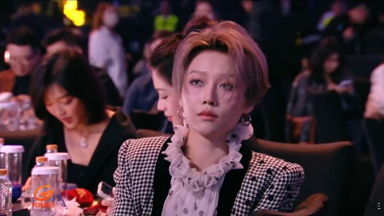 刘雨昕怼脸好好看爱奇艺尖叫之夜现场，刘雨昕的近距离镜头抓住了她的每一个细节。雀斑