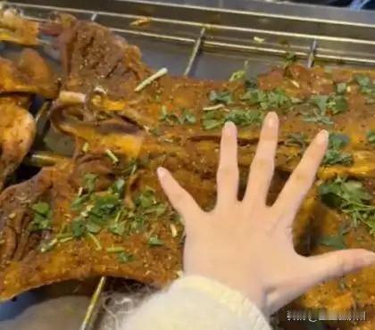 重庆一女子点36斤活羊，
让烧烤店加工出来仅剩6.9斤肉，
烧烤店给的解释更离谱