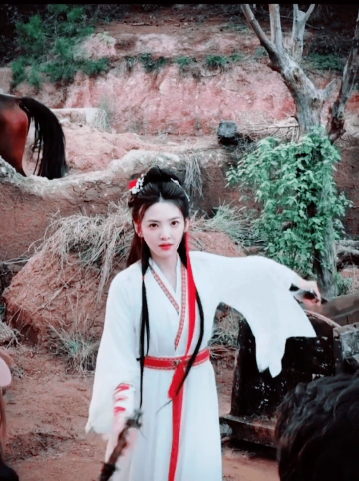 章若楠溢出屏幕的侠女味儿  谁被章若楠《雨霖铃》开局狠狠惊艳到！自带江湖风骨，侠