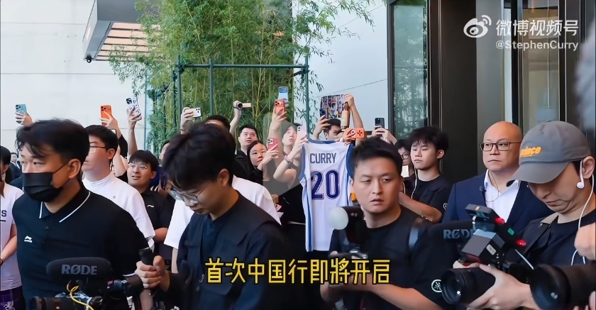 今年同一张照片分别出现在了北京、深圳、香港[手指比心][手指比心][手指比心][