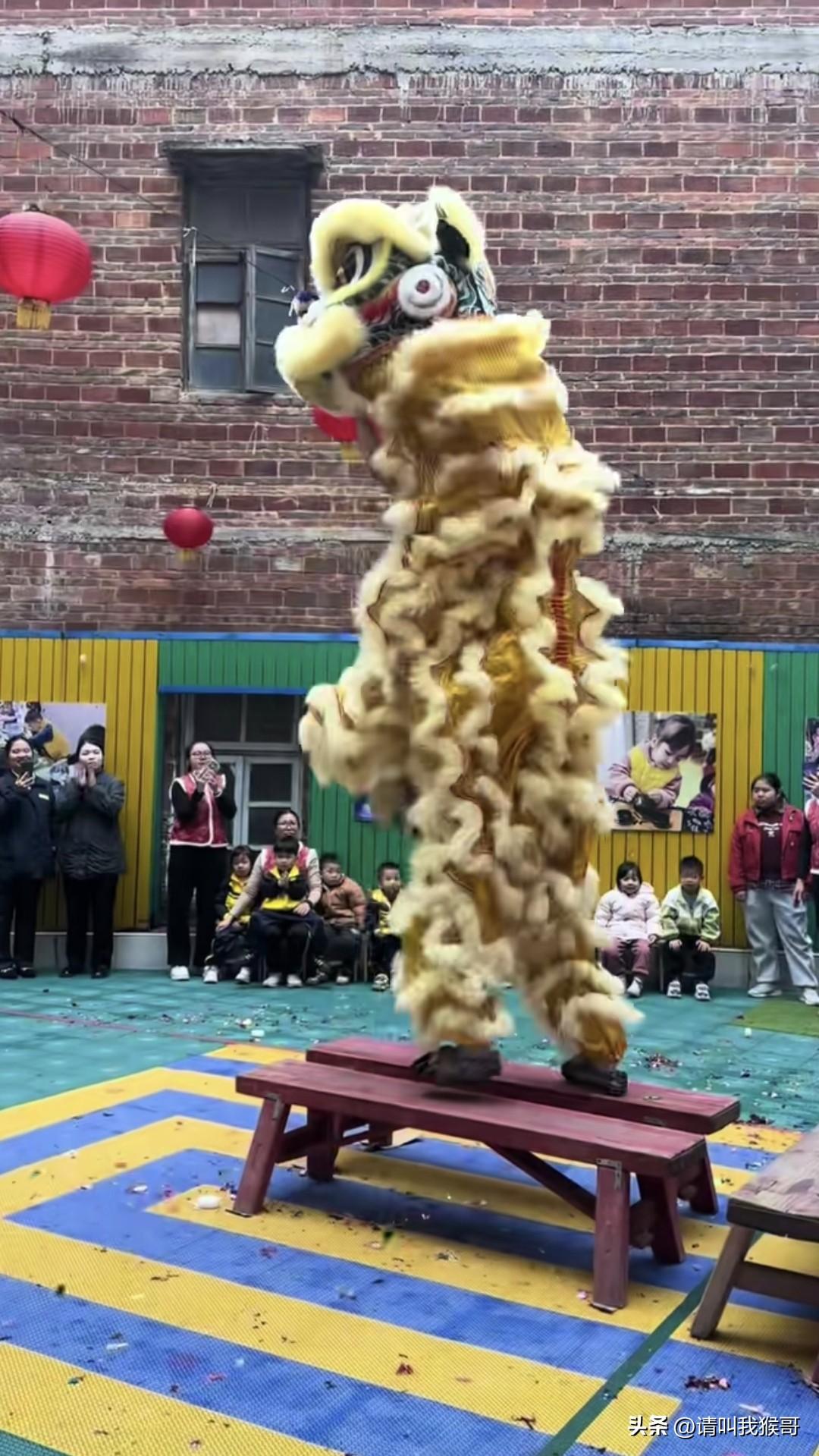 集卡领红包醒狮表演的“金蝉脱壳”你没见过吧[笑哭][笑哭]