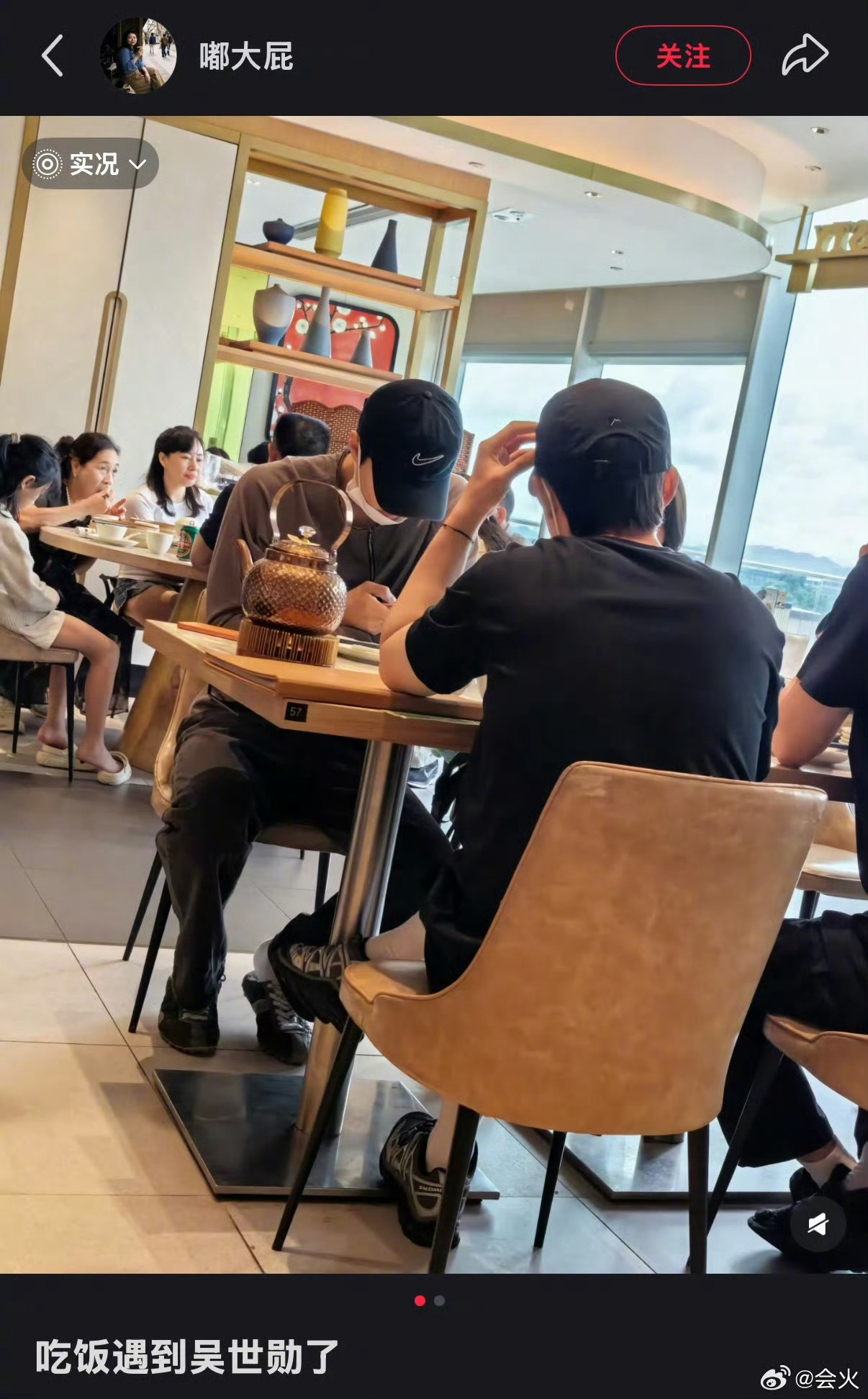 香港偶遇吴世勋，吴世勋来了香港也得喝早茶！ 