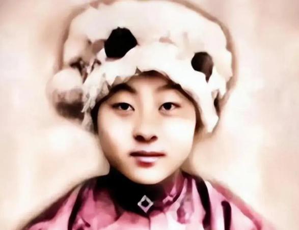 1925年，24岁的妓女张素贞，正在脱衣服准备接客时，一把枪口突然抵住她的脑袋。