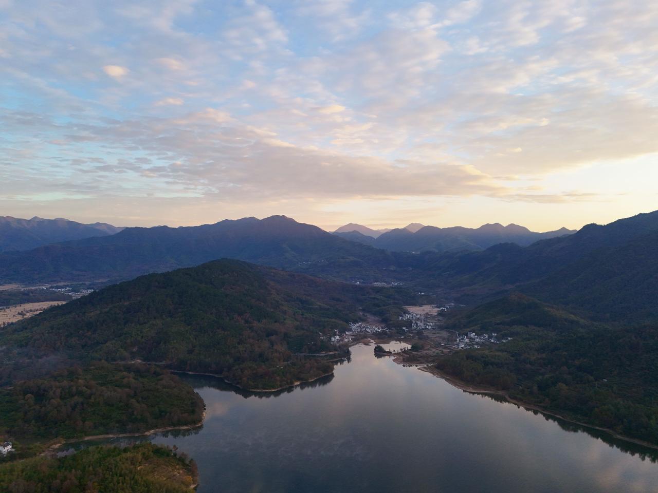 昨天看到一个老师因为带毕业班耽误了自己的病情，觉得太可惜了。我们现在有很多的年轻
