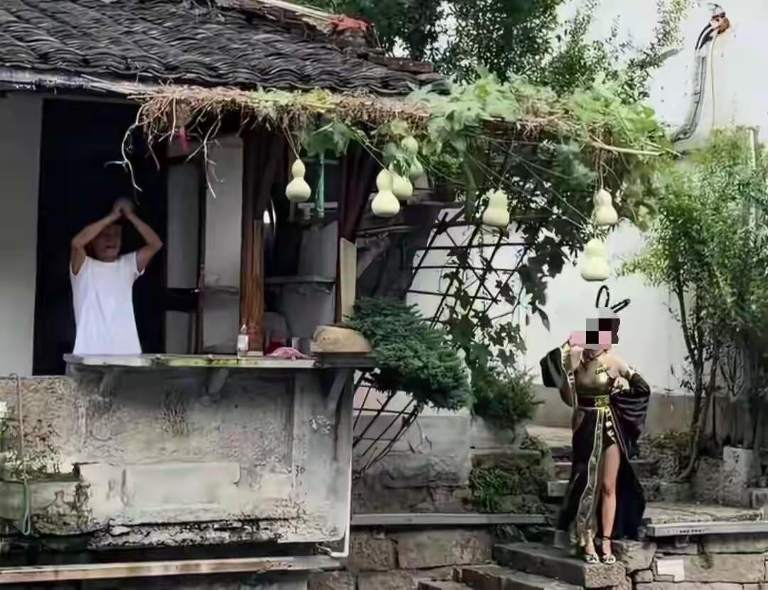 浙江绍兴“葫芦娃爷爷”，因其在家门口都7个葫芦火了，每天来此观景拍照的络绎不绝。