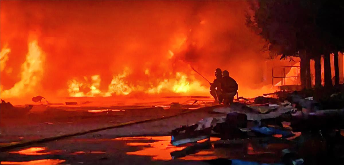 惨烈！莫斯科遭大规模轰炸，空中交通陷入瘫痪，超300架航班被迫取消或发生延误，7