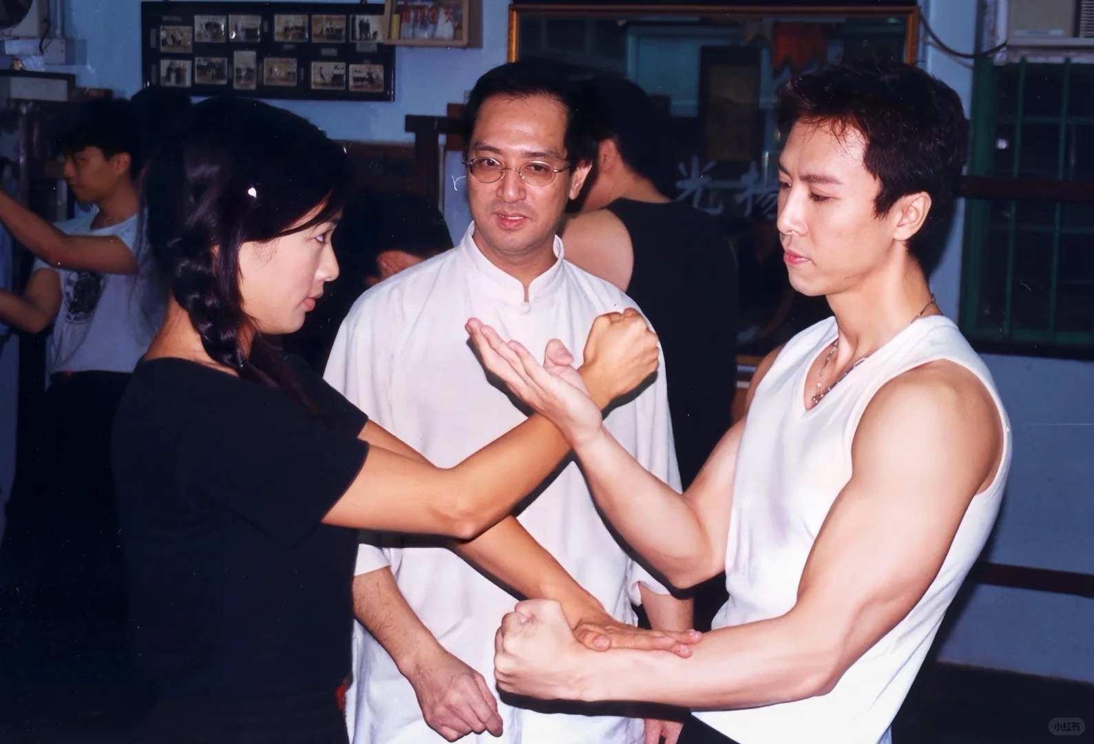 1999年，甄子丹、钟丽缇和咏春拳宗师梁挺在油麻地梁挺咏春拳馆合影。梁挺宗师后来