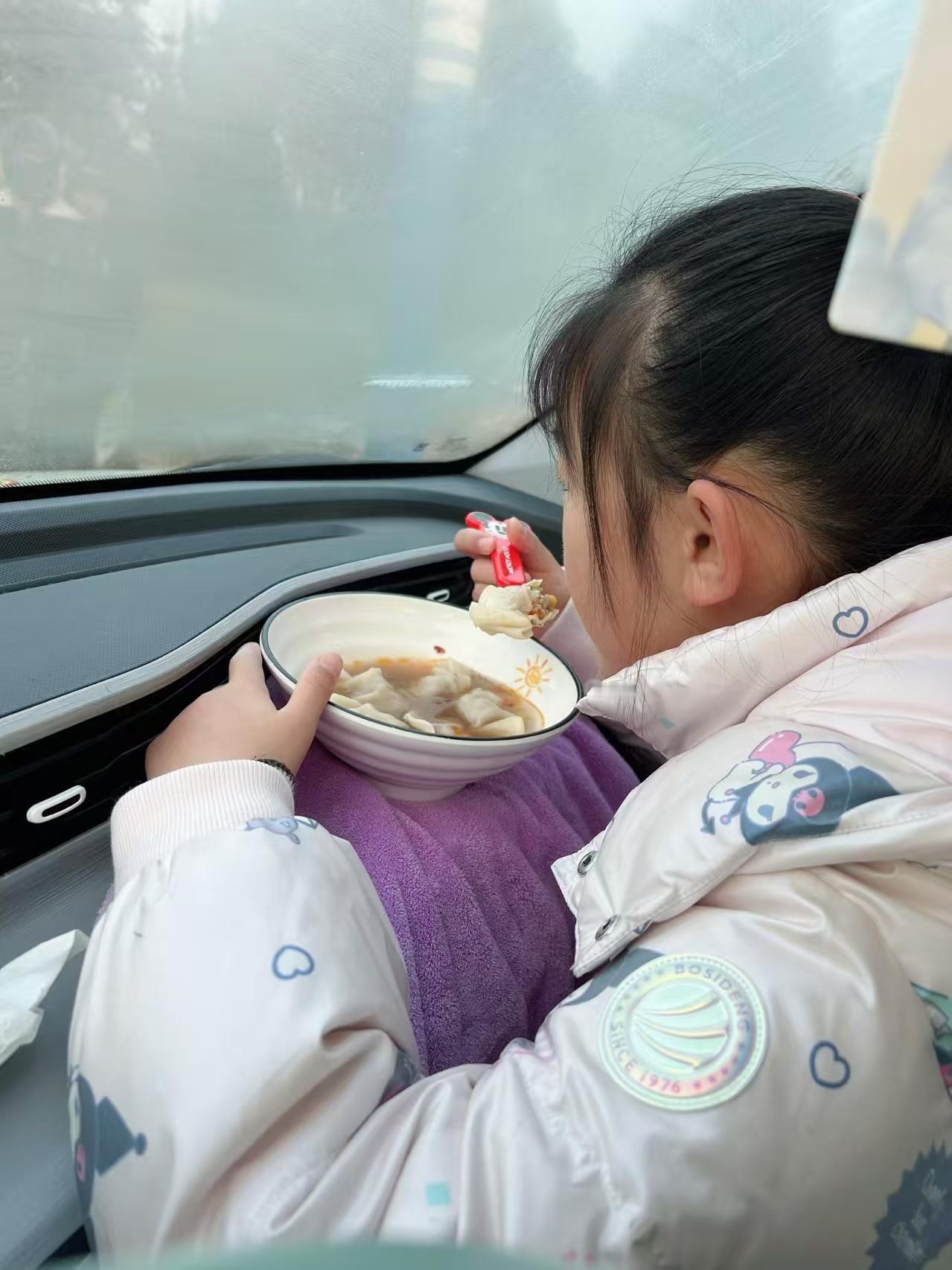 太搞笑了，
刚刚朋友给我发了一张她丫头的照片，真是拼了[捂脸]

不过有一点好，