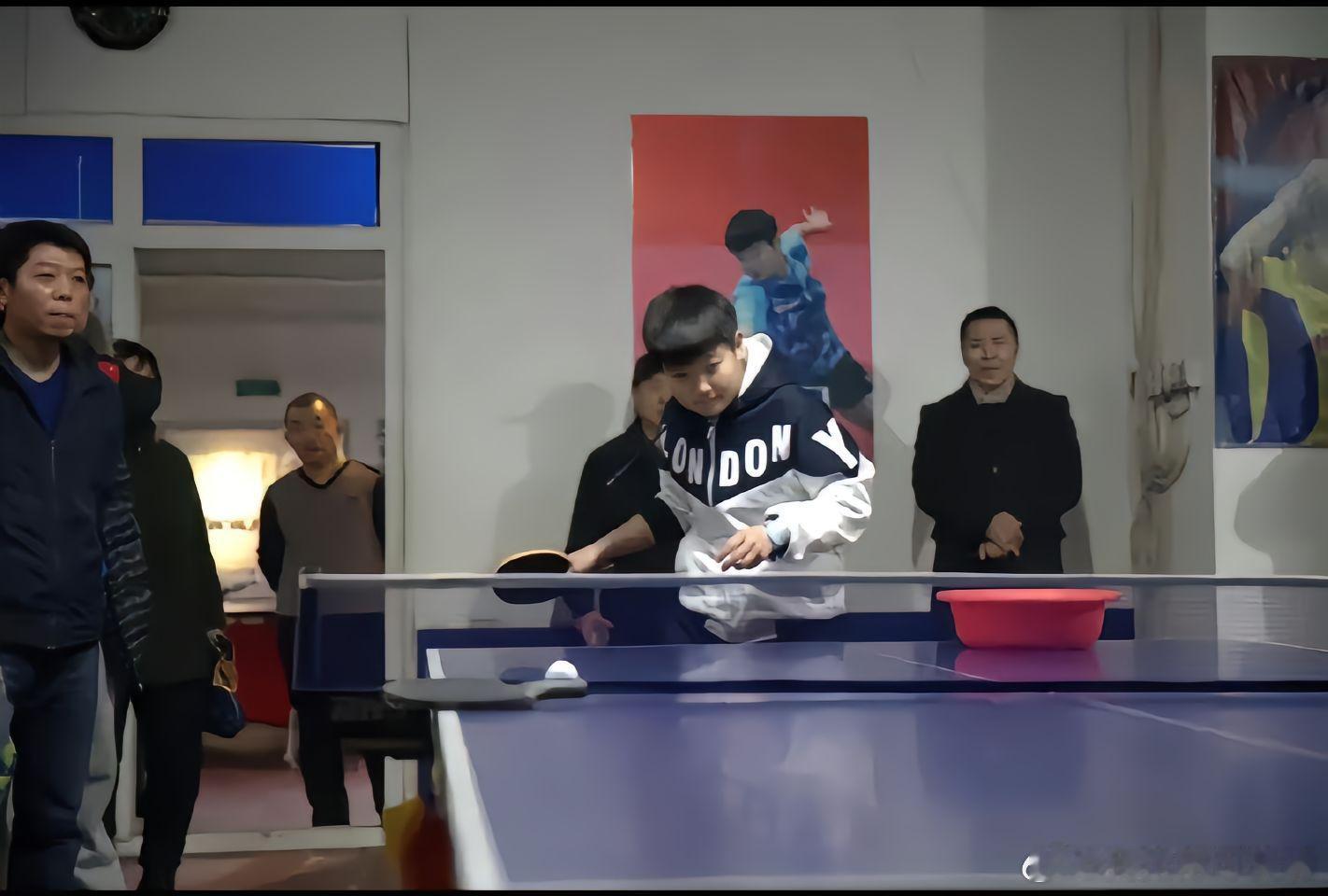 16岁带儿童手表与大家交流切磋的孙颖莎，奶呼呼太可爱了[爱慕][爱慕] 