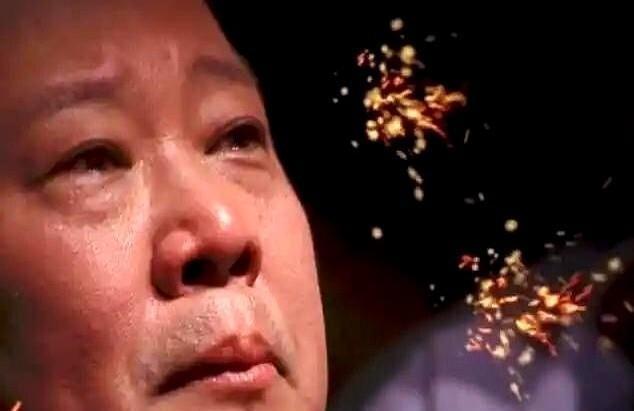 老郭这次在武汉栽了跟头。八月十五纲丝节专场，台上即兴把《济公》和《红灯记》串着说