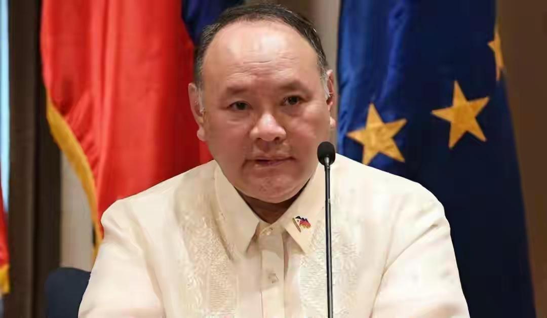 我们不仅要对菲律宾国防部长特奥多罗家族进行制裁，切断与其家族企业的全部经济合作，