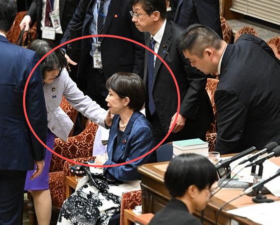 高市早苗突然病重离辞职不远了？据日媒3月12日报道，日本首相高市早苗在连续9小时