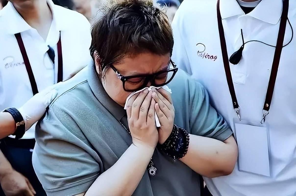 就讨厌那些动不动就上纲上线、极其无聊的人！支持韩红！韩红这般硬汉都要低头，可见网