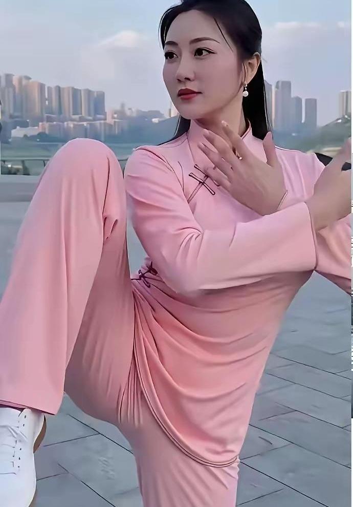 你敢信吗？一位58岁阿姨在小区门口单手搬起一箱矿泉水，旁边00后都看愣了。她穿枣