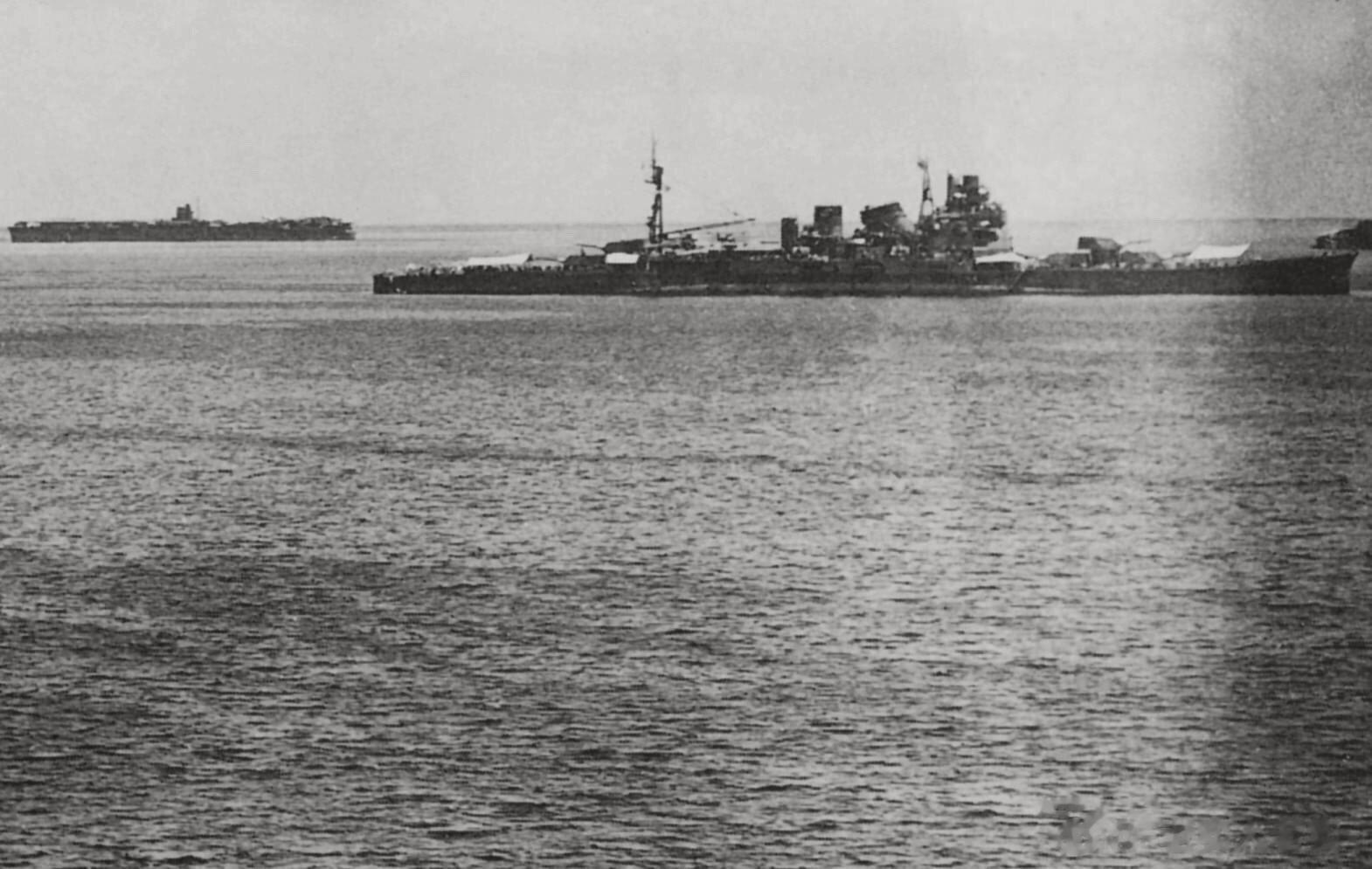 1942年2月22日，东南亚攻略作战中的高雄号重巡洋舰和飞龙号航母 ​​​