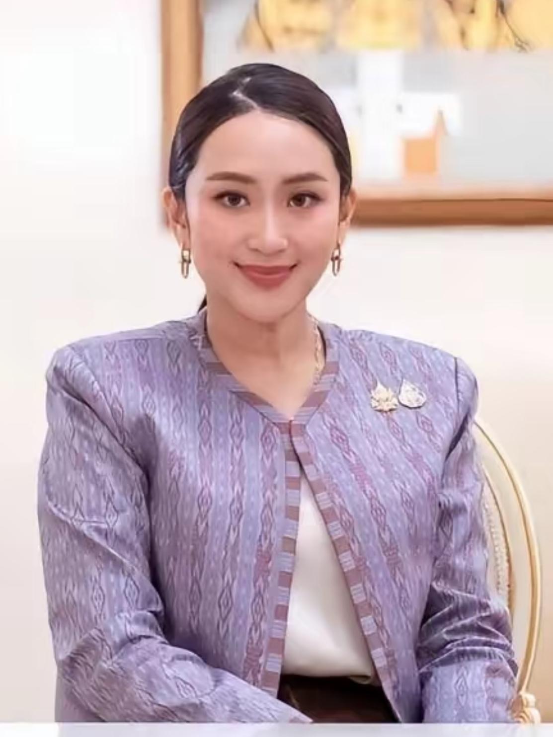 最新消息！
佩通坦宣布辞职！
10月22日，她突然宣布辞去为泰党党魁职务，这消息