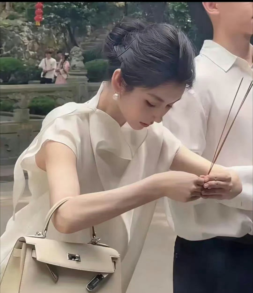 一个包包都几十万了，这么漂亮，还有钱，会有什么烦恼？[疑问] ​这美貌不进内娱可