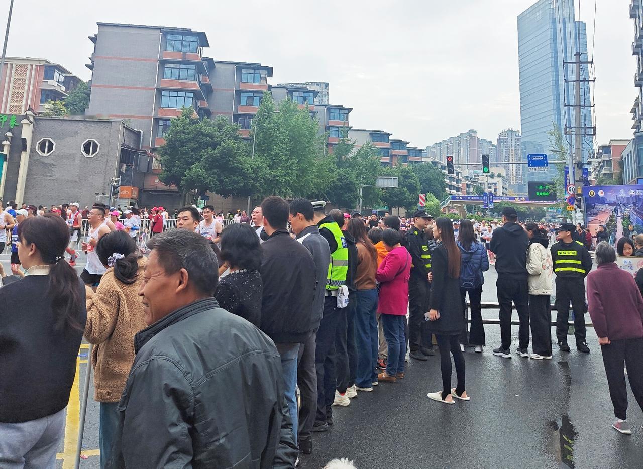 今天起了个大早，

结果刚出门又被迫折返了回来，

不是落了啥东西。也不是忘了关