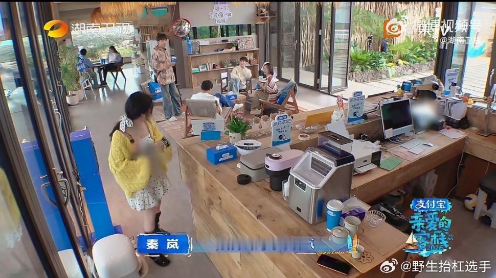 秦岚的果汁沈月的特调秦岚的果汁、沈月的秘制特调堪称两大“黑暗饮品”，大家品尝后表
