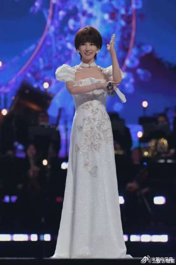 谢楠上浪姐像极了要交卷的我 谢楠向马丽学习舞台表演，动作手忙脚乱，“调音响”“加