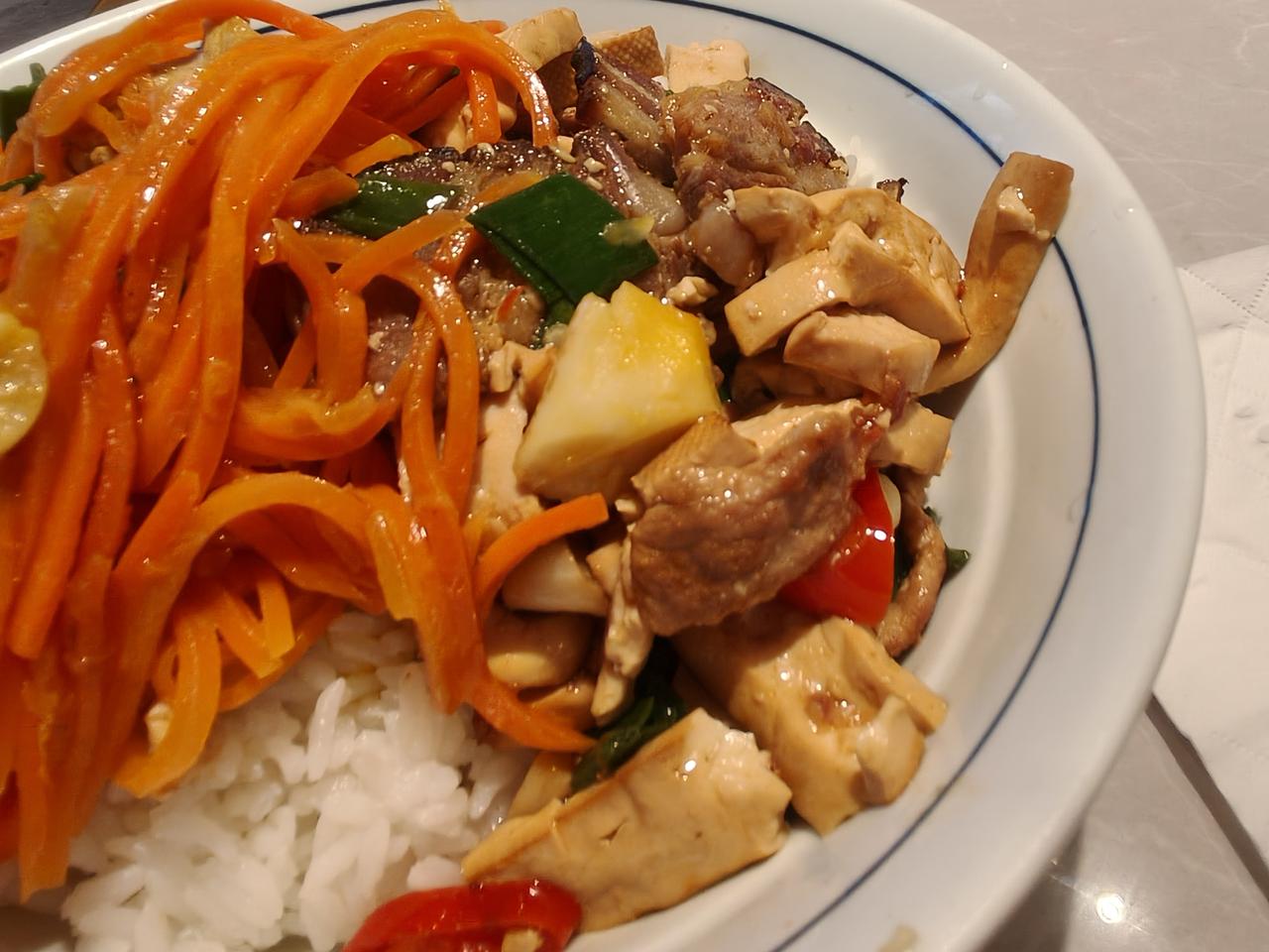 素炒胡萝卜，豆干炒腊肉，一个清新，一个回味悠长，腊肉被师傅弄的，真像农村在厨房凉