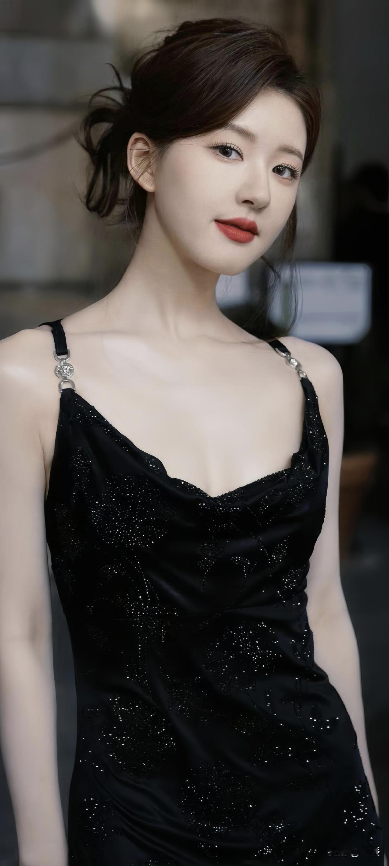 赵露思这黑裙造型太绝了！以往她是甜剧里走出的小太阳，这次换上黑裙，成熟优雅感直接