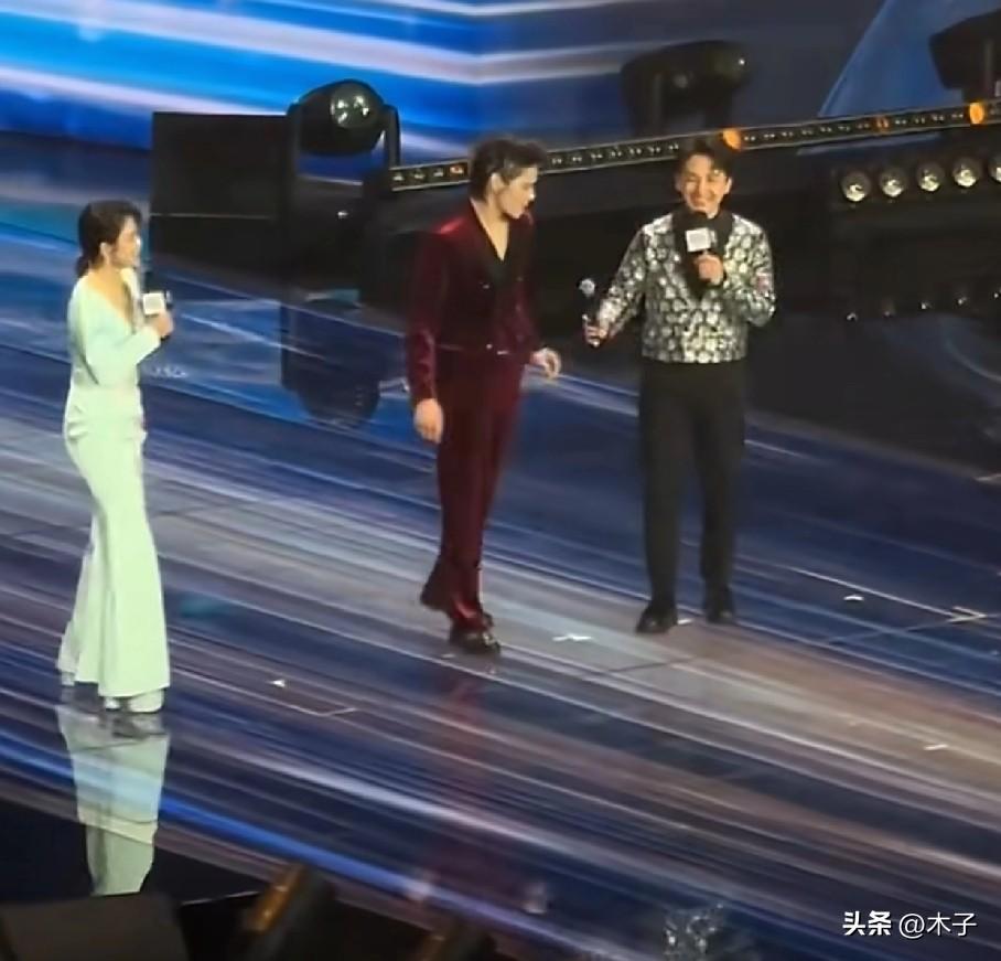 向佐这一脚，看得人后背发凉！当着全场直播的镜头，毫无预兆对着主持人的头甩出一记飞