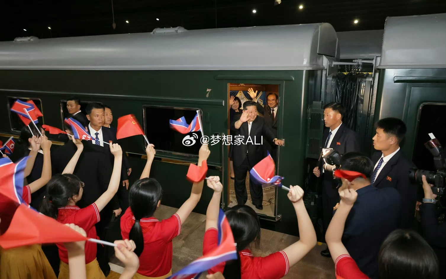 欢迎再来👏金正恩乘专列离京返程 ​​​