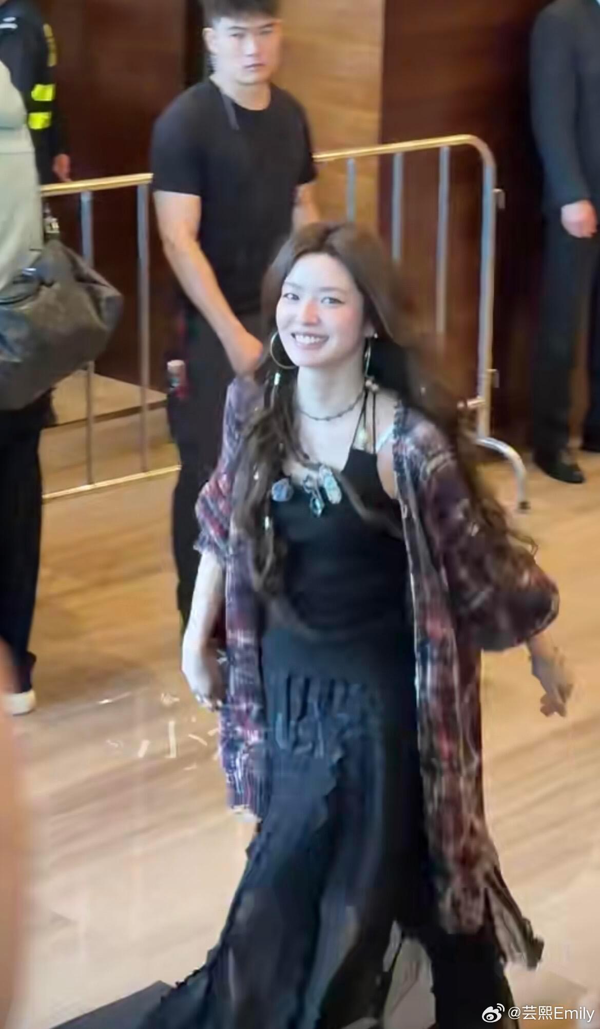 徐若晗明媚兔塑，桃花坞新路透好松弛的美！徐若晗今日路透，西西简直就是小兔子来的，