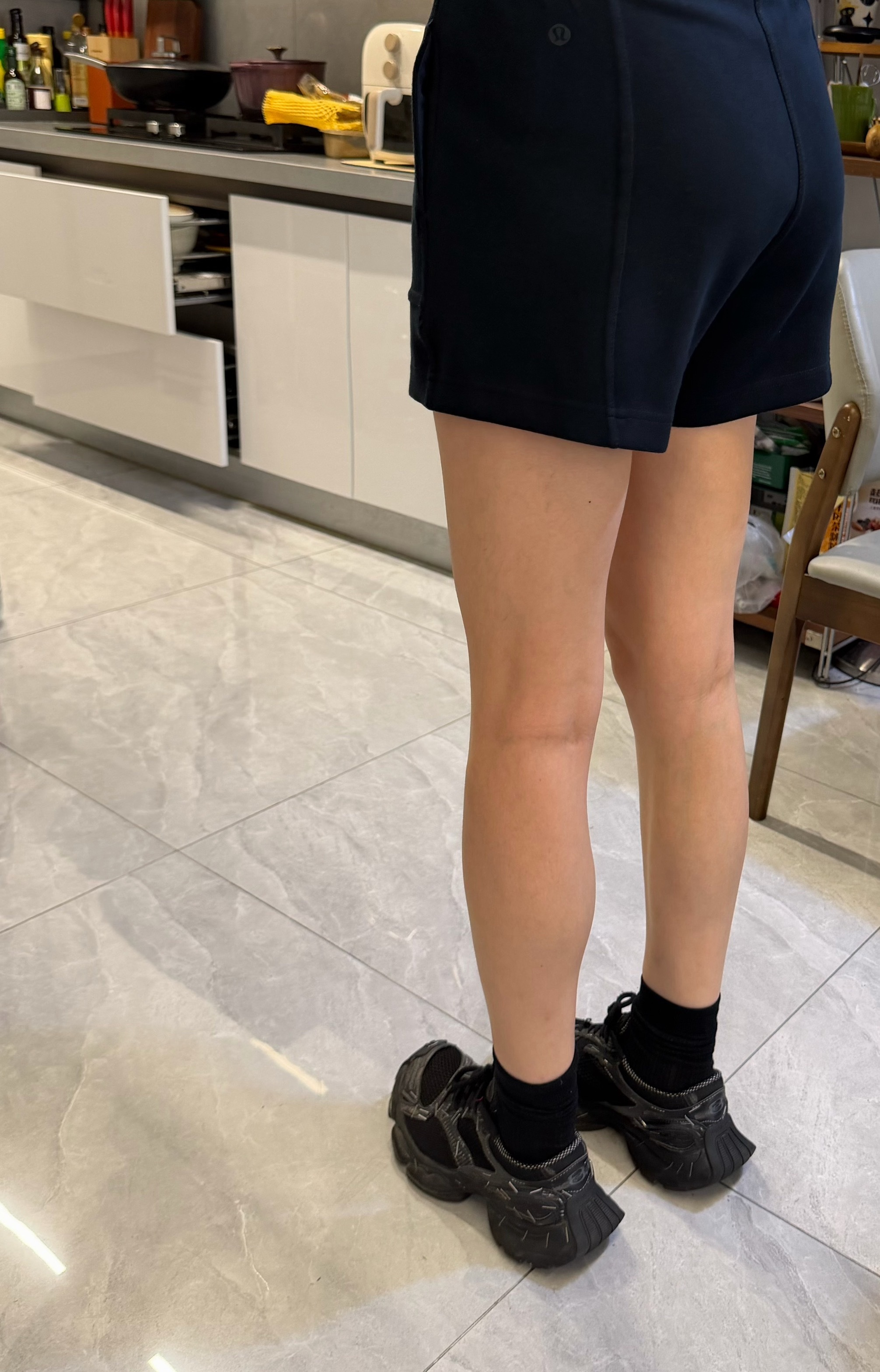看到了吧，这双丑鞋是赵娜有次在上海回来的时候买的，我的鞋子丑是真不怪我，都不是我