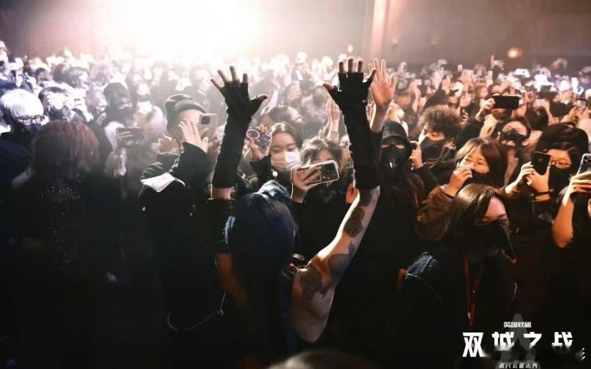 离金克丝只有一米是怎样的体验 羡慕所有能近距离贴贴金克丝的人！我手速拉胯只抢到2